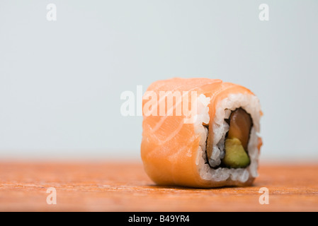 Seule Pièce de salmon maki sushi, close-up Banque D'Images