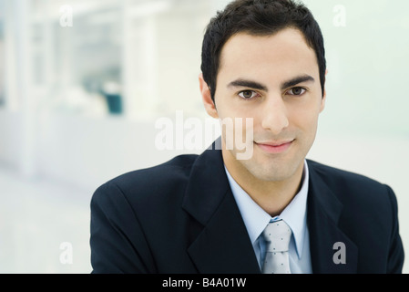 Businessman smiling at camera, portrait Banque D'Images