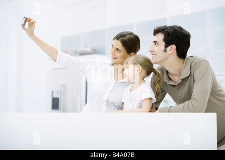 Femme photographiant soi avec le mari et sa fille Banque D'Images