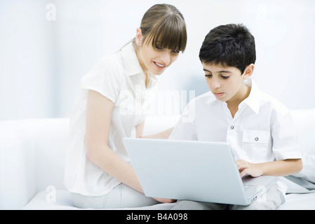 Mère et fils looking at laptop computer together Banque D'Images