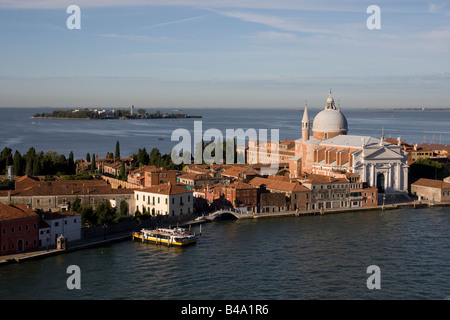 La navigation le long du canal de la Giudecca, à Venise, Italie. Banque D'Images