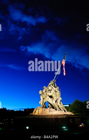 ARLINGTON, Virginia, États-Unis — le mémorial Iwo Jima, également connu sous le nom de monument commémoratif de guerre du corps des Marines, se dresse à Arlington, en Virginie, représentant la scène emblématique de six Marines américains qui élèvent le drapeau américain pendant la bataille d'Iwo Jima pendant la Seconde Guerre mondiale Le mémorial est un symbole d'honneur et de sacrifice fait par le corps des Marines des États-Unis. Banque D'Images