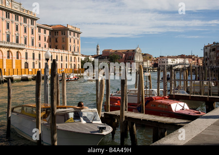 Marche de côté sur le Grand Canal, Venise, Italie. Banque D'Images