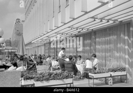 Géographie/voyages, Allemagne, Berlin, rues, Unter den Linden, café de rue, 1969, Banque D'Images