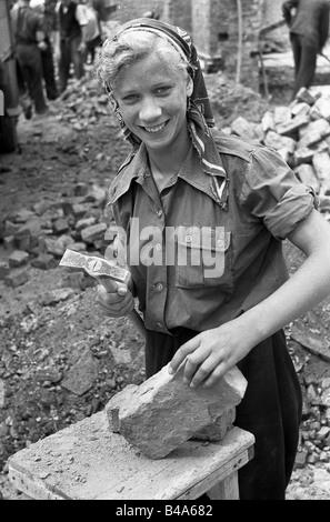 Événements, après la guerre, reconstruction, jeune femme travaillant sur une brique, Berlin, secteur soviétique, début des années 1950, Banque D'Images