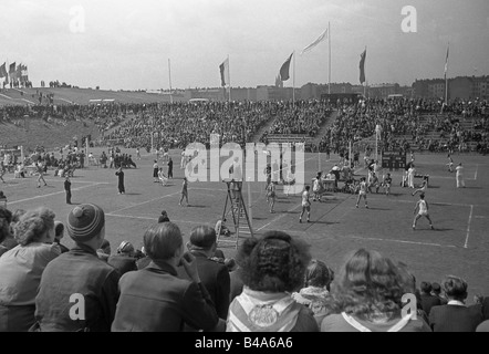 Sports, volley-ball, compétition, terrain de sport à la Cantianstrasse, Berlin, 1951, Banque D'Images