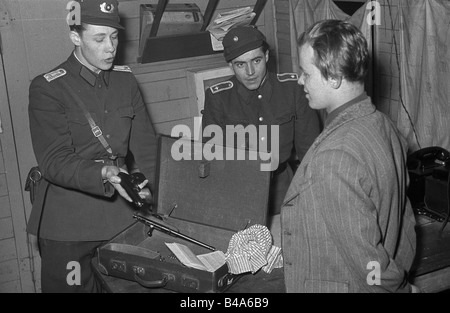 Géographie/voyages, Allemagne, République démocratique allemande, gardes-frontières, prendre un fugitif, mars 1965, Banque D'Images