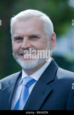 Portrait expressif d'un beau senior businessman sur fond isolé Banque D'Images