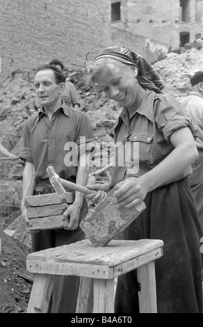 Événements, après la guerre, reconstruction, jeune femme travaillant sur une brique, Berlin, secteur soviétique, début des années 1950, Banque D'Images