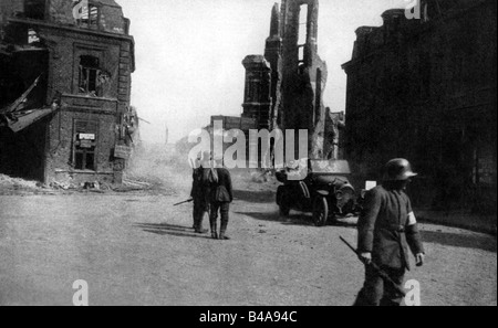 Événements, première Guerre mondiale / première Guerre mondiale, Front occidental, France, offensive du printemps allemand 1918, soldats allemands régulant la circulation dans les Arméniens, avril 1918, , Banque D'Images