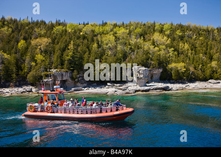 Zodiac large, en face de l'île Flowerpot dans le parc marin national Fathom Five, le lac Huron, en Ontario, Canada. Banque D'Images