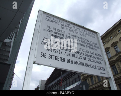 Signe militaire check point Charlie Berlin Allemagne Banque D'Images