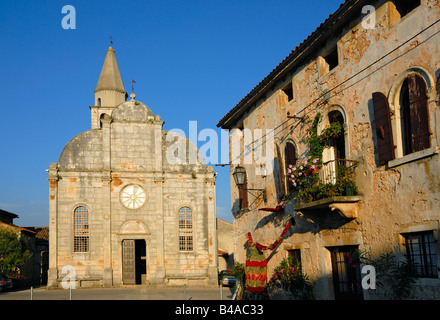 L'église paroissiale de la Vierge Marie s'Annonciation et vieille maison place principale de Svetvincenat Istrie en Croatie Banque D'Images