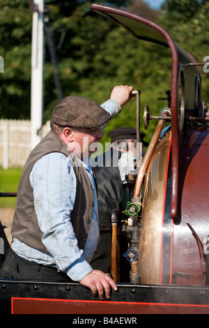 Un chauffeur et le chauffeur sur le plancher d'un Furness n° 20 moteur à vapeur dans le Beamish Open Air Museum, dans le comté de Durham, Angleterre Banque D'Images