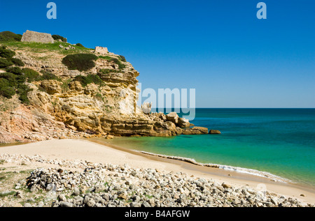 Le Portugal à l'ouest de l'Algarve, Praia Da Figueira avec ruines d'un fort sur la falaise, près de Salema Banque D'Images