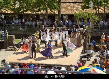 La danse folklorique à Alte, l'Algarve. Une troupe du centre du Portugal, la Costa da Prata Banque D'Images