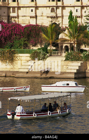 L'Inde, Udaipur, le lac Pichola, City Palace Banque D'Images