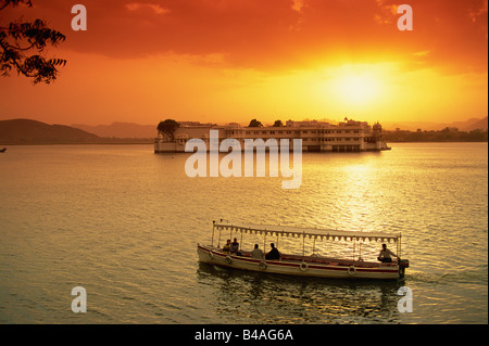 L'Inde, Udaipur, le lac Pichola, le Lake Palace Hotel, Coucher du Soleil Banque D'Images