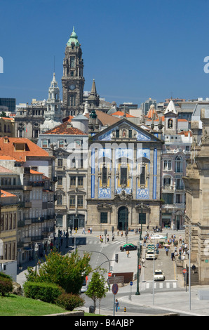 L'église Igreja dos Congregados sur la Praça Almeida Garrett par la gare de São Bento, Porto, Portugal Banque D'Images