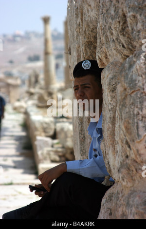 Policier reposant à l'ombre, Jerash, Jordanie Banque D'Images