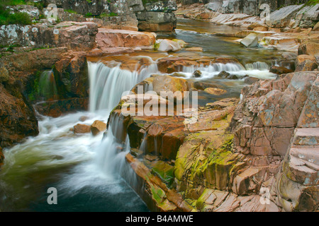 Cascade sur la rivière Glen Etive Glencoe Highlands Scotland UK Banque D'Images