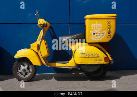 Les scooters utilisés par les postiers et les femmes à l'extérieur de l'espagnol de tri sur Gran Canaria Banque D'Images