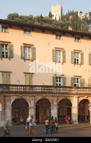 Place du village château Arco Lago de Garda Trentino Italie Banque D'Images