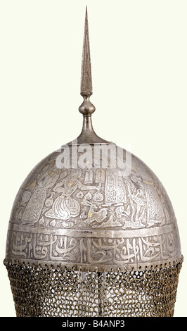 Un groupe de kulah khud et de bazu incrustés d'or (avant-bras), persan, XIXe siècle. Crâne de fer forgé en un seul morceau avec la surface complètement couverte de la figure humaine gravée décoration avec des restes d'incrustations d'or. La pointe quadriculaire peut être dévissée. Il y a une prise nasale réglable et deux prises de panache latérales. Une inscription s'inscrit le long du bord, et des rideaux de courrier suspendus de bagues en fer joints par flexion (défauts minimaux). Hauteur env. 61 cm. Le bras de protection correspondant est gravé et incrusté d'or avec un protège-poignet attaché (anneaux incomplets). Longueur 33,5 c, Banque D'Images
