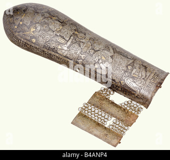 Un groupe de kulah khud et de bazu incrustés d'or (avant-bras), persan, XIXe siècle. Crâne de fer forgé en un seul morceau avec la surface complètement couverte de la figure humaine gravée décoration avec des restes d'incrustations d'or. La pointe quadriculaire peut être dévissée. Il y a une prise nasale réglable et deux prises de panache latérales. Une inscription s'inscrit le long du bord, et des rideaux de courrier suspendus de bagues en fer joints par flexion (défauts minimaux). Hauteur env. 61 cm. Le bras de protection correspondant est gravé et incrusté d'or avec un protège-poignet attaché (anneaux incomplets). Longueur 33,5 c, Banque D'Images