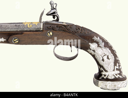 Un pistolet à flintlock fin, Balkans/turc, vers 1820. Lourd, probablement plus tôt, octogonal, a levé le canon de Damas avec un alésage à sept rainures en calibre 13 mm. Museau avec incrustations de spirales argentées, incrustations d'or décorative sur le dessus du canon avec arabesques coupées au centre. Serrure européenne avec un frizzen à rouleaux et les restes d'une signature gravée. Un stock de noyer magnifiquement sculpté richement incrusté d'argent. Longueur 43 cm. Pistolet oriental richement travaillé dans le style français de l'usine de Versailles. Historique, historique, XIXe siècle, Empire ottoman, handgun, h, Banque D'Images