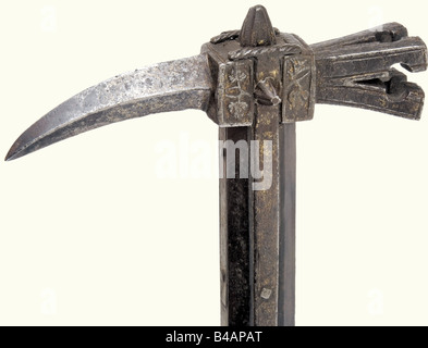 Un lourd marteau de guerre gothique Tardif, italien, vers 1480 UNE tête de marteau en fer lourd avec des restes de dorures. Le bec quadrangular légèrement incurvé a des restes de gravure de vigne sur la moitié supérieure. Le marteau à l'arrière est divisé en quatre. Les côtés sont ciselés avec la décoration des feuilles. Les surfaces de point et latérales sont réglées avec des goujons coniques cannelés. Poignée en bois de rechange avec quatre languets. Ceux sur les côtés ont finement gravé la décoration de la vigne avec des restes de dorures. Longueur 61 cm. Version de haute qualité d'un chevalier rare, marteau de guerre. Historique, historique, 15 , Banque D'Images