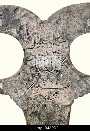 Trois normes pour le montage sur poteaux de tente, ottoman, fin du XVIIIe siècle. Chacun est en cuivre étamé avec une bannière ouverte et une douille conique avec deux trous. On a la signature d'un fabricant gravé et la date '1201' (= 1787). Deux ont des couronnes incomplètes. Hauteur 56 à 63 cm. Historique, historique, XVIIIe siècle, Empire ottoman, objet, objets, photos, écrêtage, coupures, découpe, découpe, découpes, beaux-arts, art, art artistique, artistique, artistique, artistique, artistique Banque D'Images