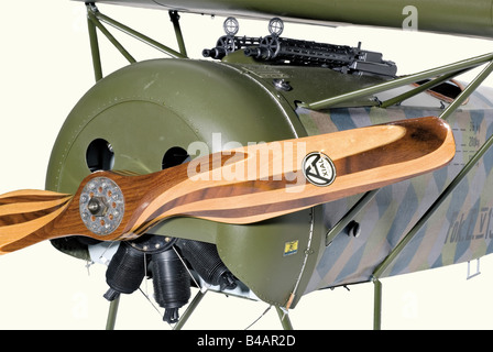 Un modèle à échelle de vol exceptionnel, de Fokker D VIII, n° de série '132' Avec des surfaces de contrôle de vol complètes, le poste de pilotage équipé d'un siège, de sangles de retenue, d'une barre de barre de direction et d'une colonne de commande, avec un cadran de garniture et un compas de travail, le fuselage supérieur équipé d'une paire de mitrailleuses factices et d'une jauge de carburant, Avec un moteur à essence à deux cylindres et une hélice à deux pales en érable laminé à tartre et acajou de BERLIN AXIALE, le moteur est dissimulé derrière un capot métallique riveté factice Intégrant une fixation de câble à bascule pour les 110 h.p. d'origine Oberursel U.11 neuf cylindres, Banque D'Images