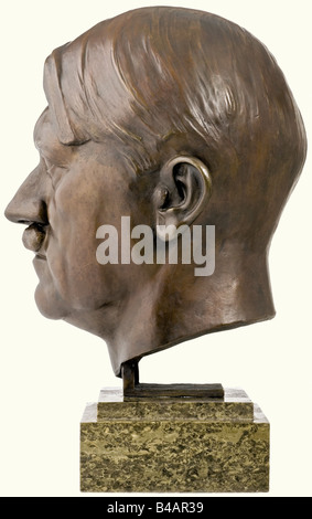 Hermann Joachim Pagels, un buste en bronze d'Adolf Hitler Du bureau du gouvernement provincial du Bas-Danube à Vienne. Buste en bronze plus grand que la vie avec patine brune, sur le côté droit du cou la signature de l'artiste 'H.J. Pagels. Hauteur 53 cm. Sur une plinthe en marbre verdâtre en terrasse. Hauteur totale 6 personnes, années 1930, XXe siècle, beaux-arts, art, NS, national-socialisme, nazisme, Third Reich, allemand Reich, Allemagne, national socialiste, nazi, époque nazie, objet, objets, photos, coupures, coupures, coupure, homme, homme, homme, homme, homme, homme, homme, homme Banque D'Images