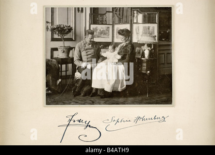 Archduke Franz Ferdinand d'Autriche-Este et sa femme Sophie - une photographie, avec des autographes authentiques de l'héritier apparent et épouse du futur empereur. Dans un cadre en stuc doré vitré, son sommet orné d'une couronne en laiton doré avec un sous-couche de velours. Verso une carte apposée de lecture 'Archduke Franz Salvator'. Dimensions encadrées 49 x 43 cm. Personnes, XIXe siècle, Imperial, Autriche, autrichien, monarchie du Danube, Empire, objet, objets, photos, écrêtage, coupures, découpe, découpe, découpes, photographie, photo, photos, homme, homme, homme, homme, homme, homme, homme, homme, Banque D'Images