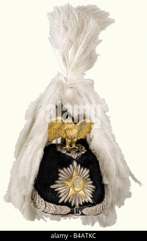 Casque général, Reign of Victor Emanuel III Corps textile avec revêtement de peau de joint (petits défauts). Les raccords sont argentés et dorés. Écailles de chinées argentées à relief sur les rosettes de quatrebale, cocarde en tissu à gauche. Le bandeau en cuir et la doublure en soie présentent de légères traces d'usure. Panache de plumes et brosse clippée, entonnoir de panache défectueux. Un casque rare. Historique, historique, XXe siècle, objet, objets, alambics, écrêtage, coupures, découpe, découpe, découpes, casque, casque, casque, tête de lit, coiffures, ustensile, équipement, ustensiles, protection, coiffures, h, Banque D'Images