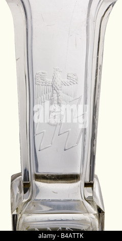 Theodor Eicke - un vase de présentation, à l'occasion de l'attribution des Feuilles de chêne à la Croix du Chevalier de la Croix de fer, le 20 avril 1942. Couper le verre de cristal de plomb avec l'aigle Wehrmacht sur l'obverse, l'inverse avec les runes SS, les feuilles de chêne latéralement et la décoration swastika et une inscription runic continue 'Meine Ehre heisst Tue' (Mon Honneur est fidélité). La base argentée est ornée d'une couche gravée d'armes de Theodor Eicke et de la date de remise '20.avril 1942', de la marque de finesse argentée et du monogramme du fabricant. Hauteur 34 cm. Petites copeaux et rayures, mais en bon état général. Theodor Eic, Banque D'Images