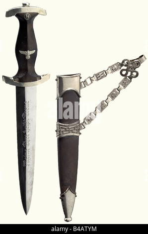 Un modèle 36 dagger, Blade avec devise gravée et nom du fabricant 'Gottlieb Hammesfahr Solingen-Foche'. Quillons en argent nickel, marqués 'III', poignée en bois noir (certains écailles) avec aigle national encart et runes SS émaillées. Gaine en fer brun (tachetée) avec fixations nickelées et chaîne en fer (avec tampons rune « S »), languette de clip manquante. Longueur 34,5 cm.' historique, historique, 1930, 1930, XXe siècle, Waffen-SS, division armée des SS, service armé, services armés, NS, national-socialisme, nazisme, Third Reich, allemand Reich, Allemagne, militaire, , Banque D'Images