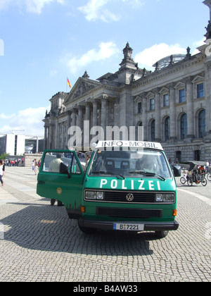 La police allemande par le Reichstag à Berlin Banque D'Images