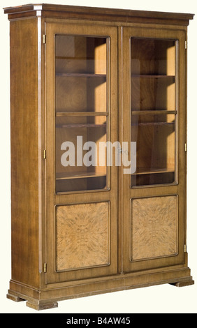 Adolf Hitler - un cabinet du Führerbau, à la Königsplatz de Munich. Chêne coloré, deux portes avec verre et placage de racine. La pièce de mantilité d'un côté est endommagée, l'armoire est ensuite divisée de façon asymétrique en deux. Ca. 218 x 150 x 48 cm, sur le dos reste d'une étiquette de la collection nationale de peintures. Le Studio Troost était responsable de la conception et de la production de presque tous les meubles utilisés dans le bâtiment administratif et historique, historique, 1930, 1930, XXe siècle, NS, National Socialism, Nazisme, Third Reich, German Reich, Germany, German, Banque D'Images