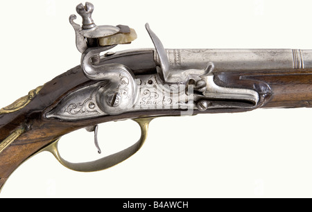 Une paire de pistolets à flintlock, Francis Smart, Londres, vers 1710/1720. Fûts ronds raccourcis avec alésages lisses en calibre 13.8, signés 'F. Smart' sur les sangsues avec la preuve et les marques d'inspection de la société De L'Auteur De La Balle sur les côtés. Fintlocks à colombages avec bordure légère et gravure florale ainsi que plus de 'F. Signatures intelligentes. Les stocks de noyer avec des meubles en laiton avec acanthus et la décoration florale, partiellement gravé et partiellement en relief. Les escutcheons portent les monogrammes courbes 'C L A V E'(?). Tiges de rechange. Longueur de chaque 38 cm. Francis Smart, connu dans , Banque D'Images