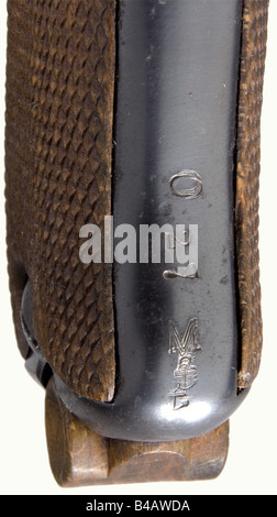 Un alphabet de Weimar DWM-Luger, marine, calibre 7.65 Parabellum, no 6719p. Numéros correspondants. Alésage légèrement rugueux, longueur 95 mm. Couronne/'N' non protégée et estampillée 'Allemagne'. Début de la marine de Weimar acceptation 'M/A' (Marine-Arsenal) avant gauche sur la fourche à côté de la marque de preuve. Numéro d'inventaire 'O.27' (Ostsee) avant bas sur le châssis de poignée, sous son ancrage/'M'. Bleuissement brossé d'origine avec des marques d'usure légères principalement sur la plaque de déclenchement. Petites pièces détachées. Panneaux de préhension en bois de hêtre brun foncé. Magasin usé et légèrement poteux avec base de bois de hêtre sans numéro, Banque D'Images