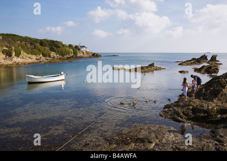 'Bull' Llechog Porth Bay Anglesey au nord du Pays de Galles UK petite baie sur la côte rocheuse à l'AONB Banque D'Images