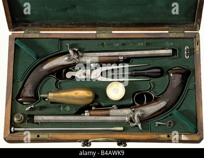 Paire de pistolets à percussion à chargement par la culasse, G. Noack, Berlin, vers 1860. Canons de Damas gravés octogonaux en calibre 12 mm. Les leviers excentriques les font glisser vers l'avant pour les faire basculer vers le haut. Les monuments en queue d'aronde. Le haut de chaque baril est signé en argent, 'G. NOACK À BERLIN'. Vues arrière réglables pour l'élévation. Serrures à motif fleuri gravé dans le dos. Définissez les déclencheurs et les tampons de pliage. Demi-stocks de noyer avec des buttes à damier et des meubles en fer finement gravés. Longueur de chaque 37 cm. Dans un étui en bois doublé de velours avec accessoires et clé complets. Il y a un pl en laiton, Banque D'Images