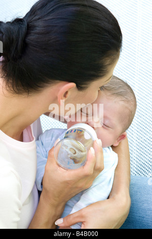 Mère de nourrir bébé avec une bouteille de lait Banque D'Images