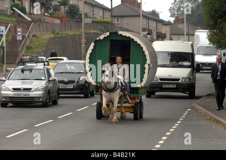 Caravane à chevaux voyageant à travers Dudley dans le West Midlands England Banque D'Images