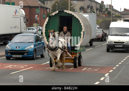 Caravane à chevaux voyageant à travers Dudley dans le West Midlands England Banque D'Images