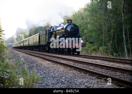 Nunney Castle près de Crowthorne Berkshire avec un train d'Excursion UK Banque D'Images