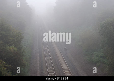 Les lignes de chemin de fer dans le brouillard, UK Banque D'Images