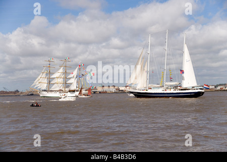 Les bateaux à voile le Cuauhtemoc et Eendracht au Tall Ships race parade à Liverpool en juillet 2008 navigation sur la Mersey Banque D'Images